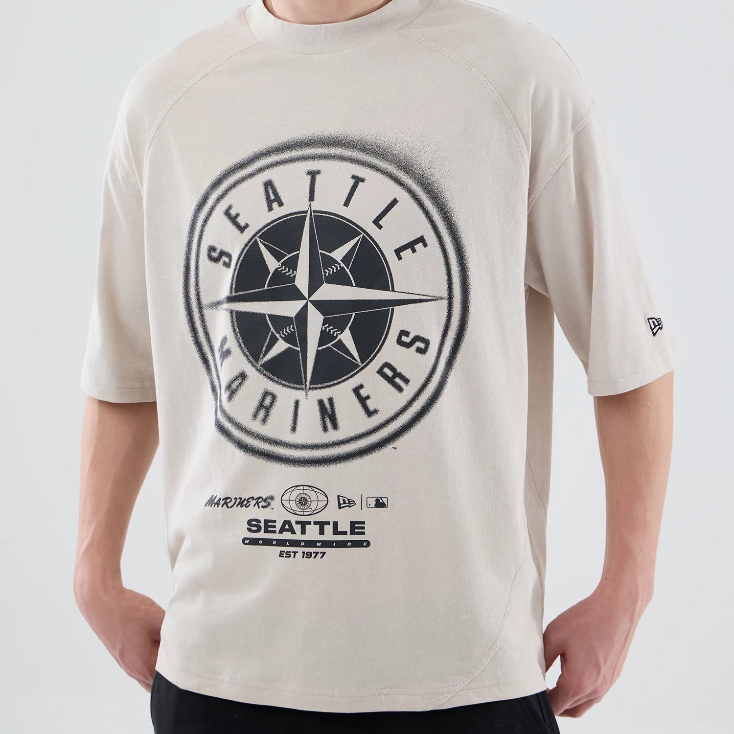 The model is wearing this MLB Graphic Seattle Mariners Boxy T-Shirt in cream. 5