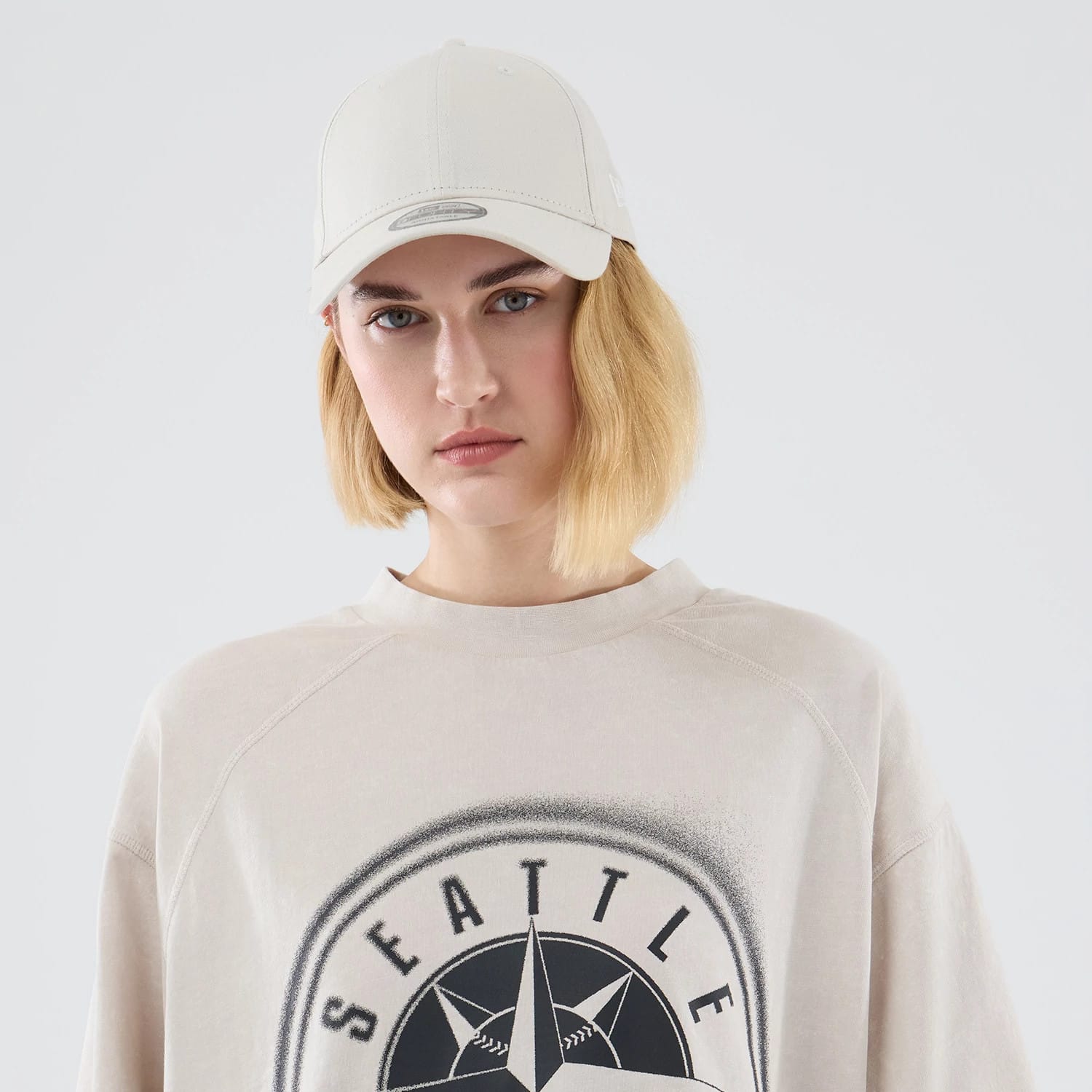 The model is wearing this MLB Graphic Seattle Mariners Boxy T-Shirt in cream. 6
