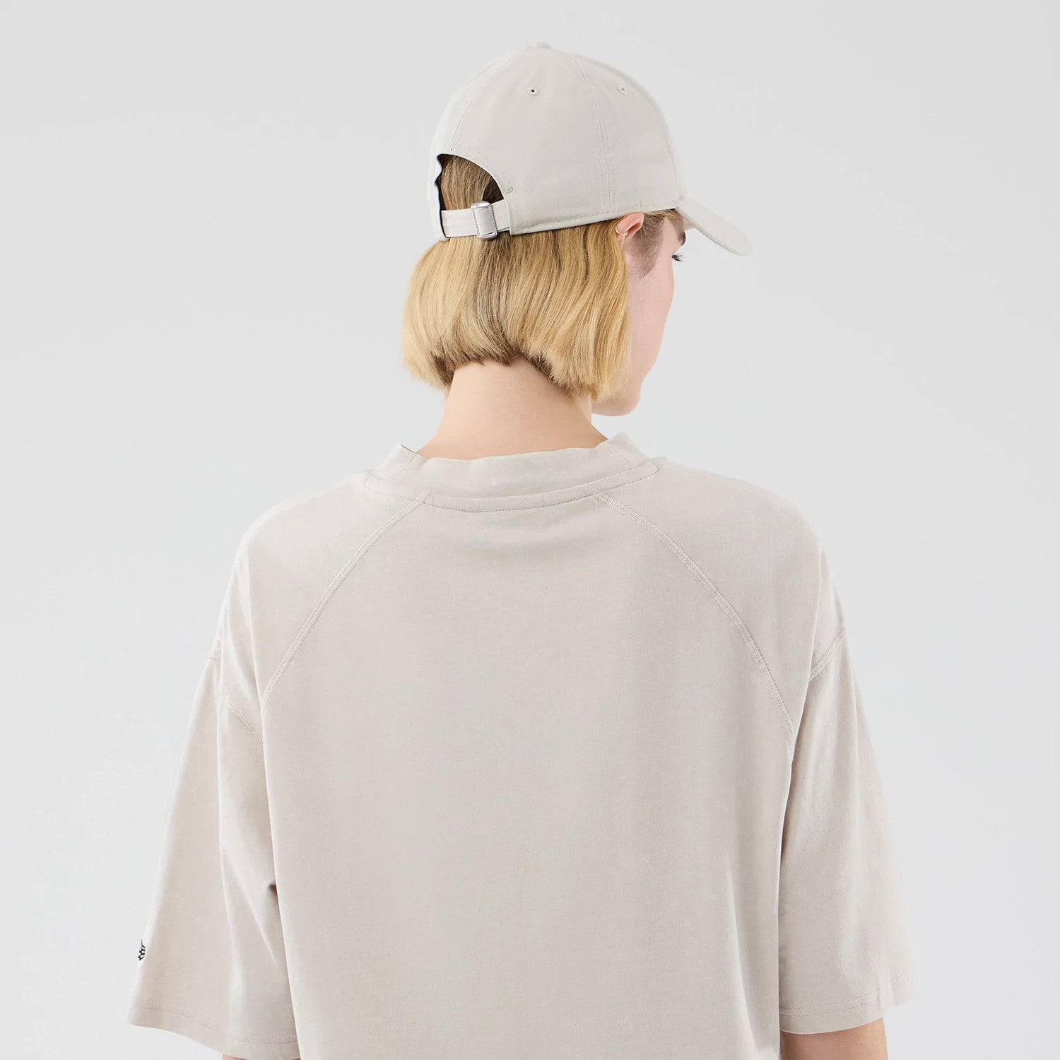 The model is wearing this MLB Graphic Seattle Mariners Boxy T-Shirt in cream. 8