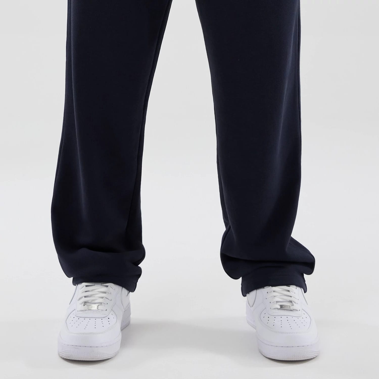 The model is wearing these NBA Core Plus LA Lakers Straight Leg Joggers in navy. 6