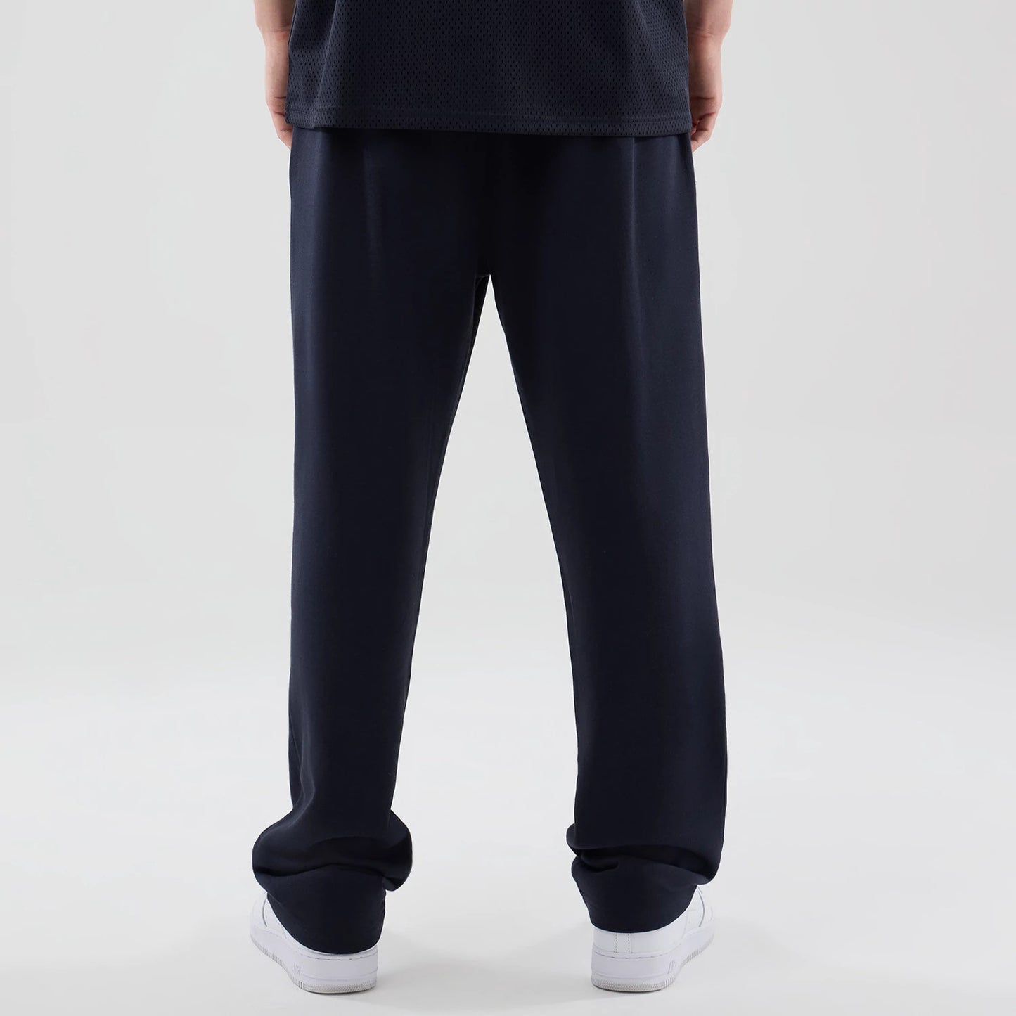 The model is wearing these NBA Core Plus LA Lakers Straight Leg Joggers in navy. 2