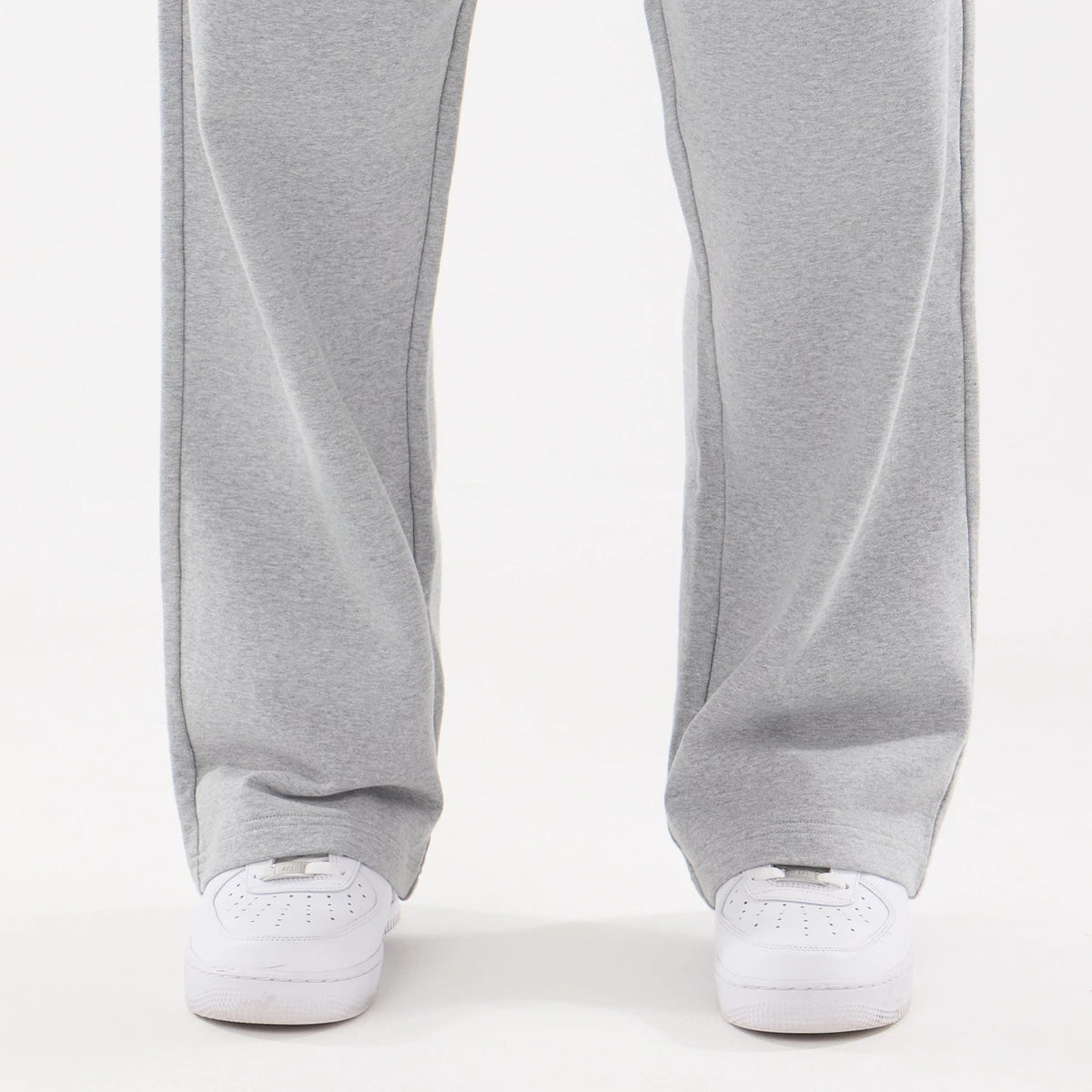 The model is wearing these MLB Straight Leg New York Yankees Straight Leg Joggers in grey. 5