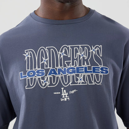 The model is wearing this MLB Graphic LA Dodgers Oversized T-Shirt in grey. 4