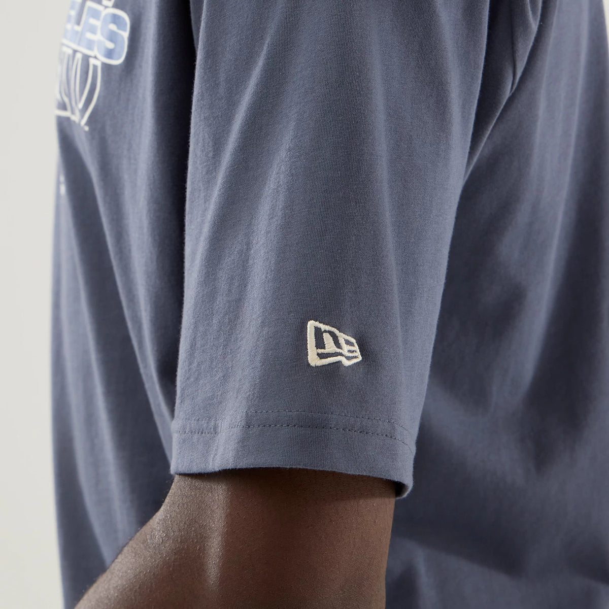 The model is wearing this MLB Graphic LA Dodgers Oversized T-Shirt in grey. 5