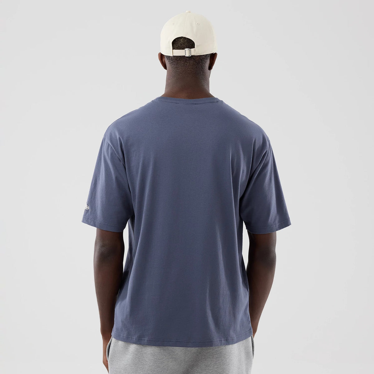The model is wearing this MLB Graphic LA Dodgers Oversized T-Shirt in grey. 2