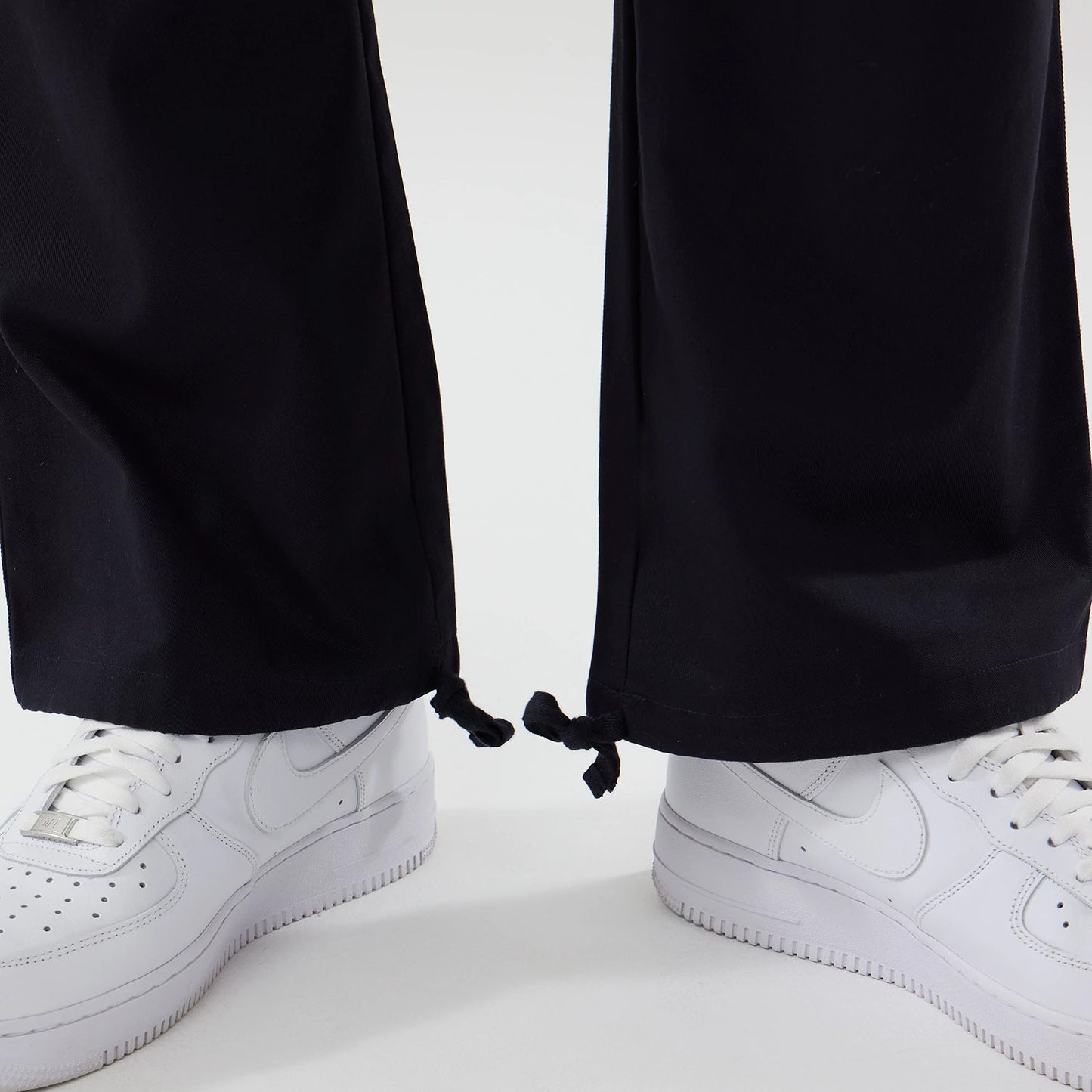 The model is wearing these MLB New York Yankees Cargo Trousers in navy. 5