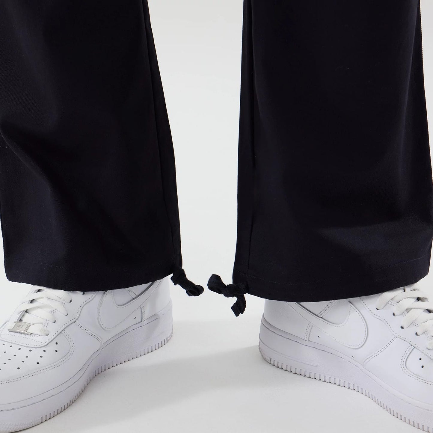 The model is wearing these MLB New York Yankees Cargo Trousers in navy. 5