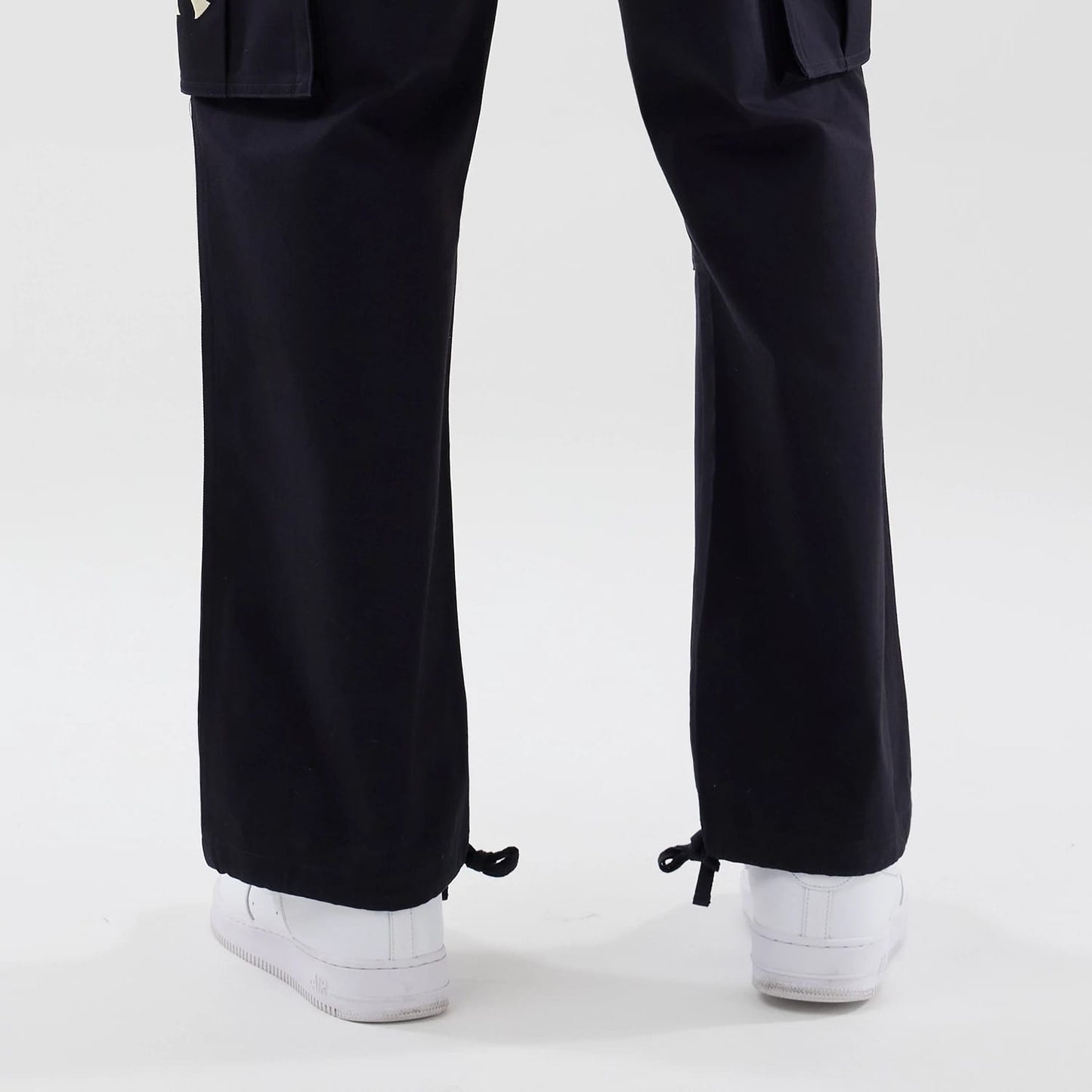 The model is wearing these MLB New York Yankees Cargo Trousers in navy. 6
