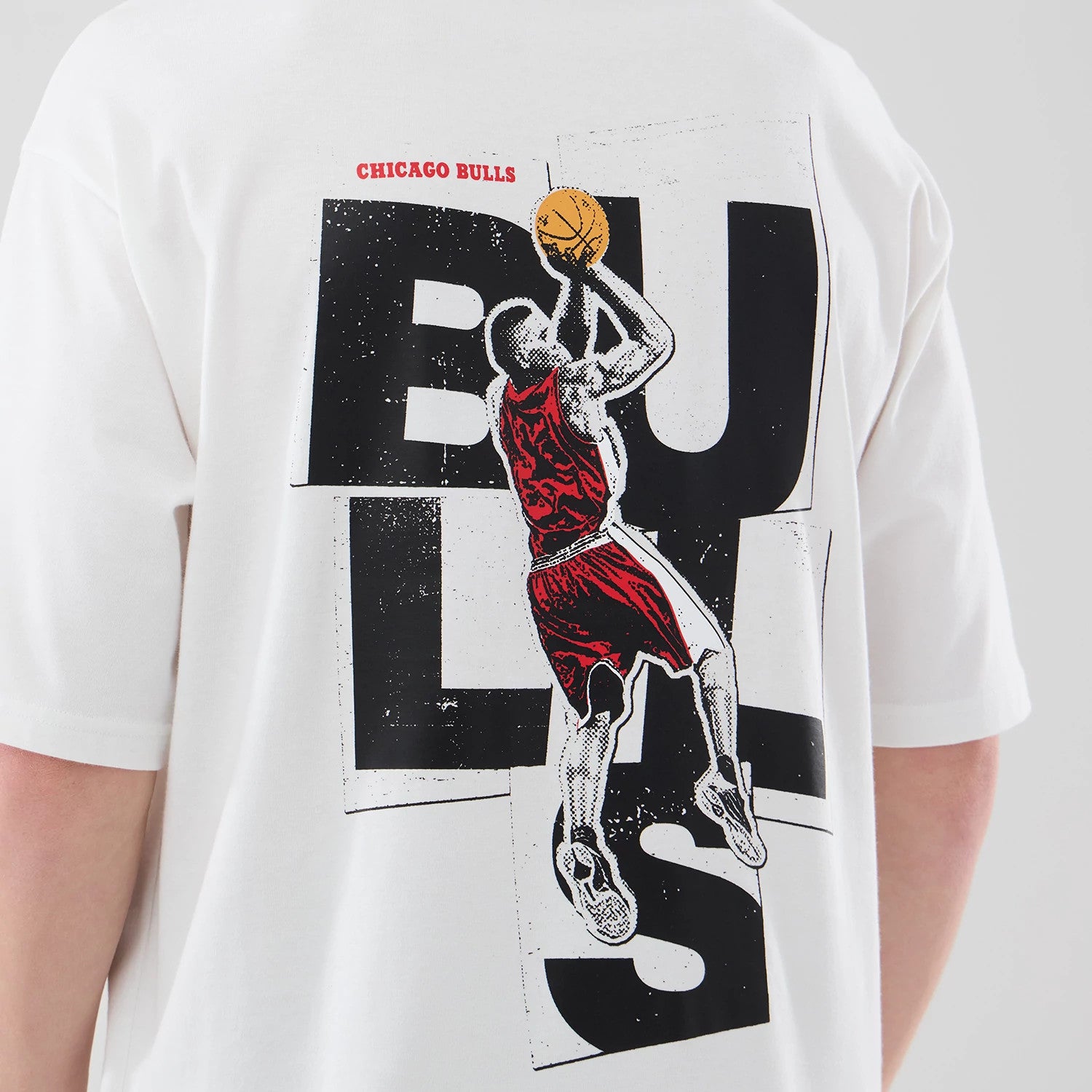 The model is wearing this NBA Player Graphic Chicago Bulls Oversized T-Shirt in white. 7