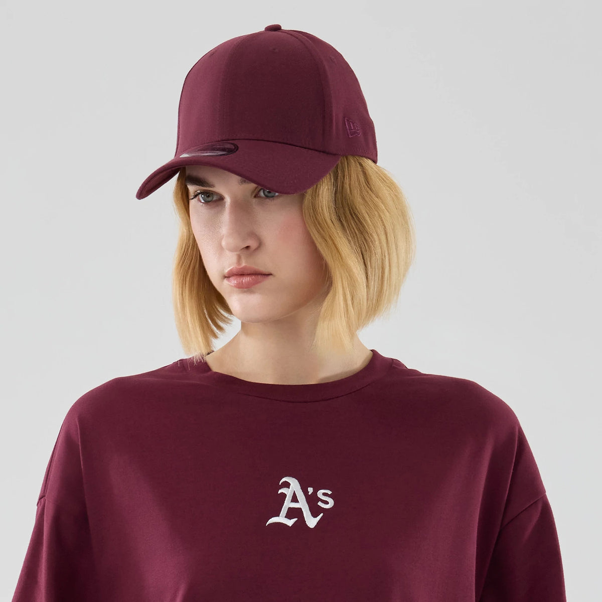The model is wearing this MLB Midi League Essential Athletics Oversized T-Shirt in dark red. 6