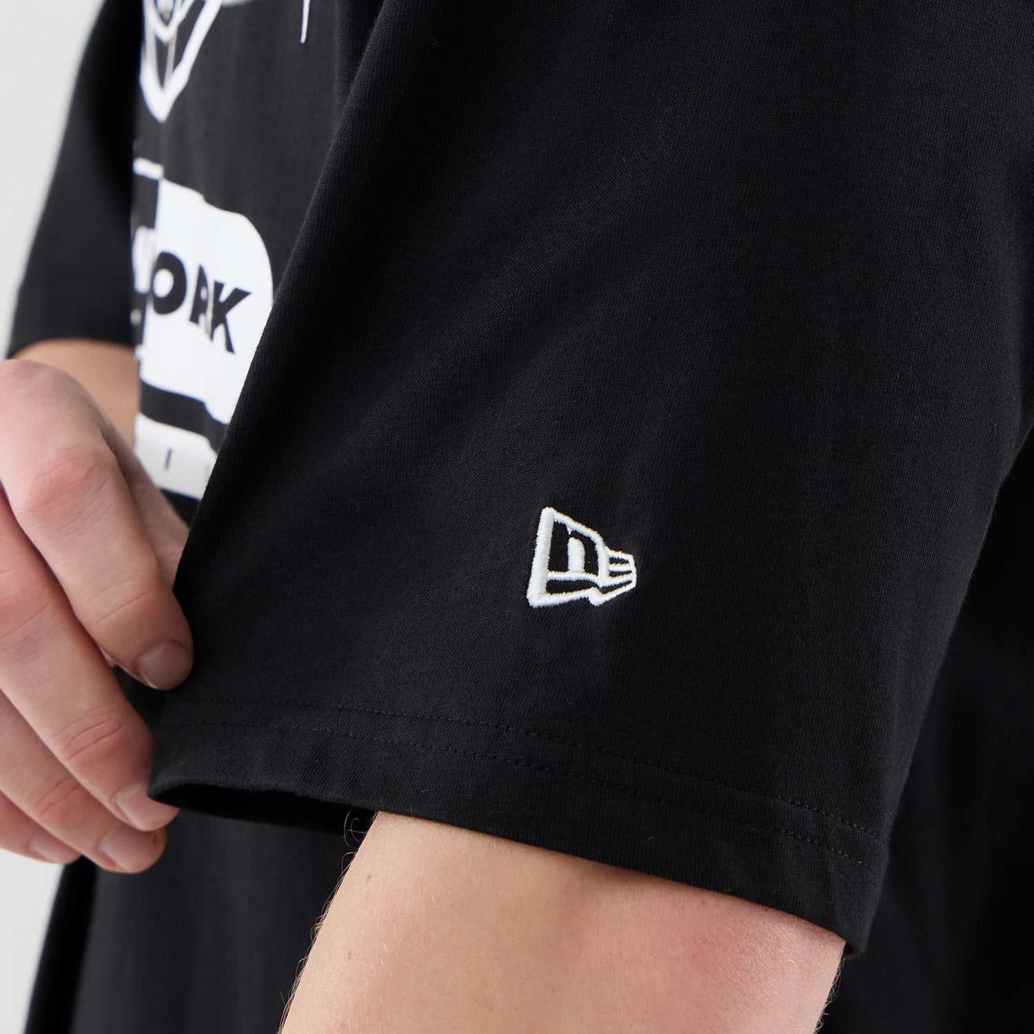 The model is wearing this MLB Logo Graphic New York Yankees Oversized T-Shirt in black. 7