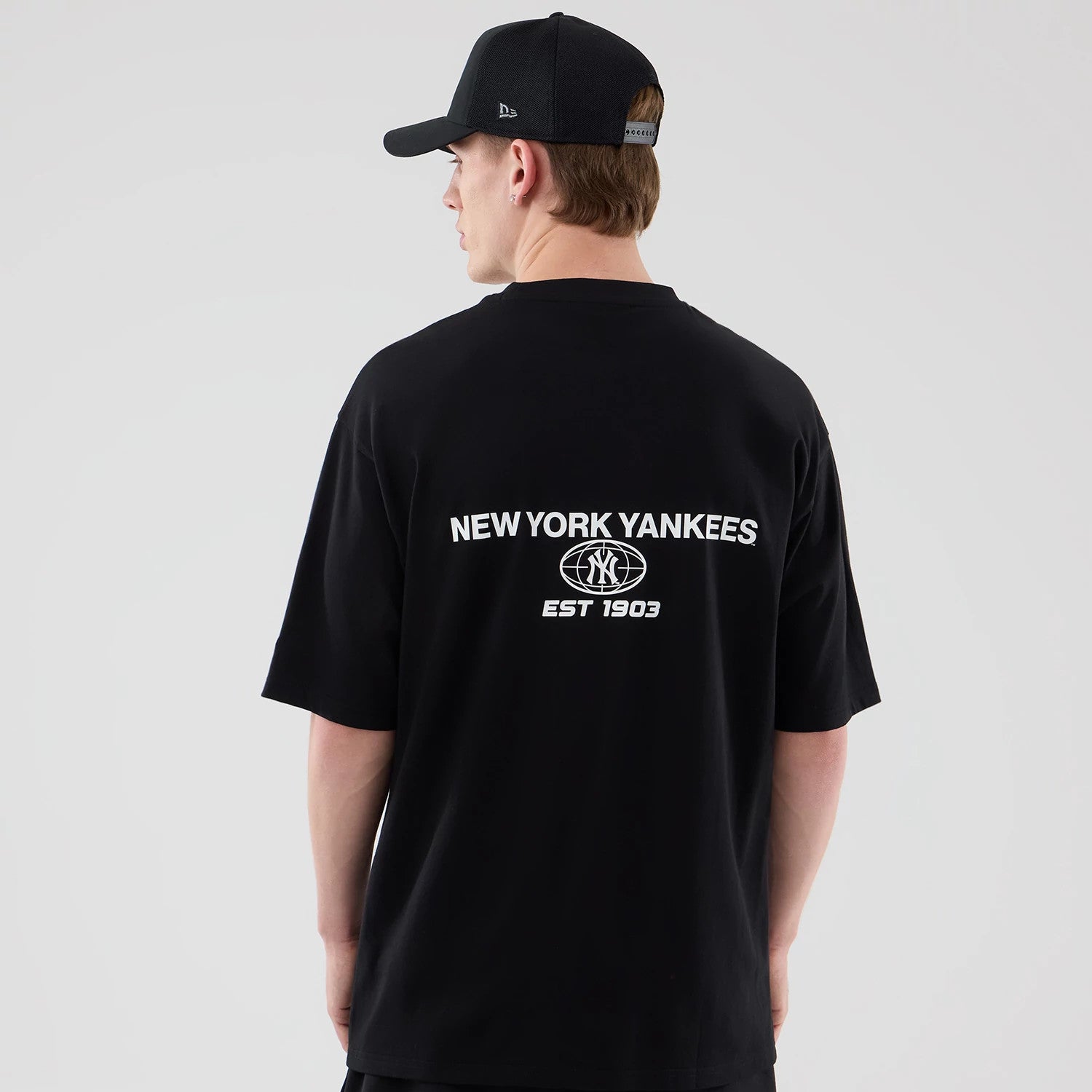 The model is wearing this MLB Logo Graphic New York Yankees Oversized T-Shirt in black. 2
