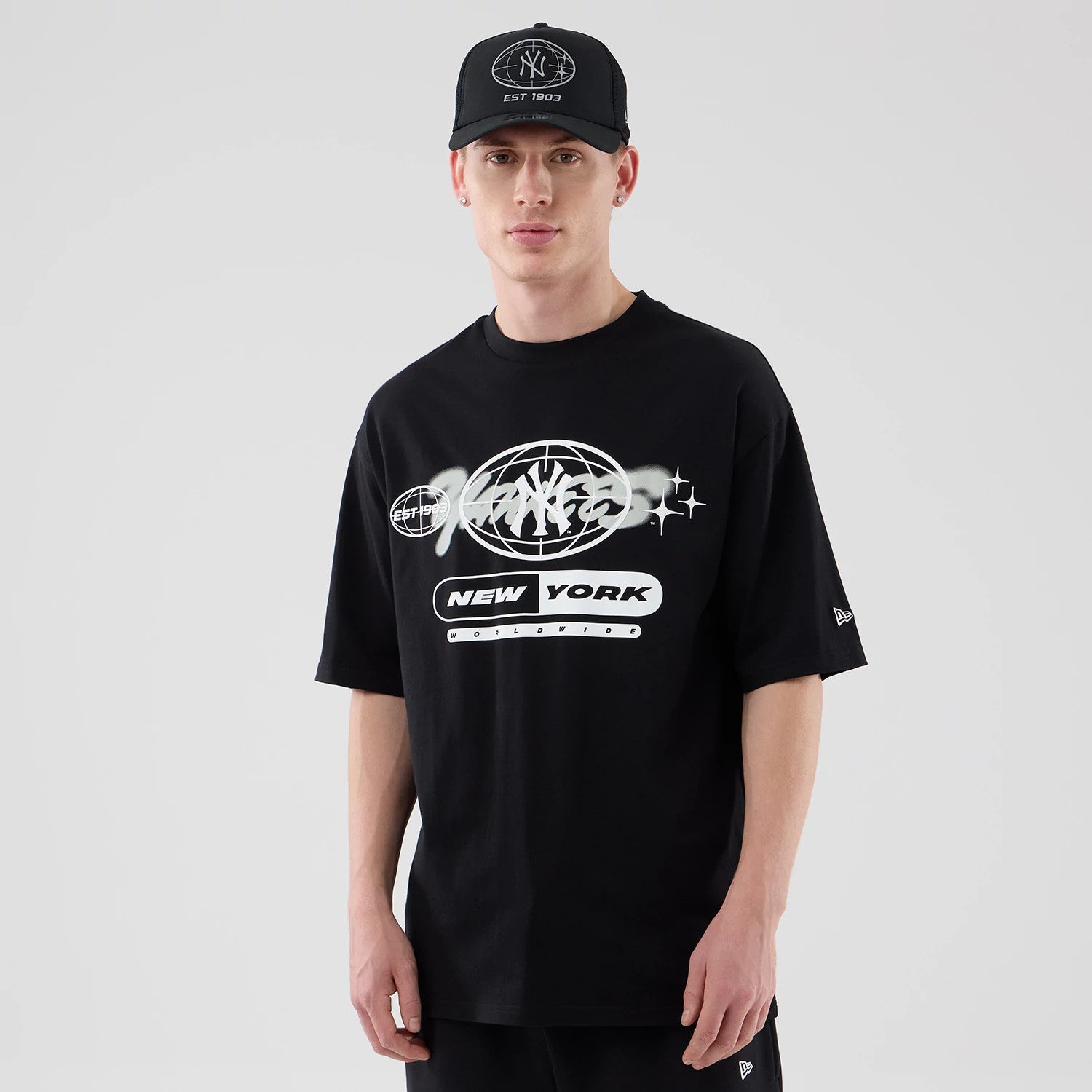 The model is wearing this MLB Logo Graphic New York Yankees Oversized T-Shirt in black. 1