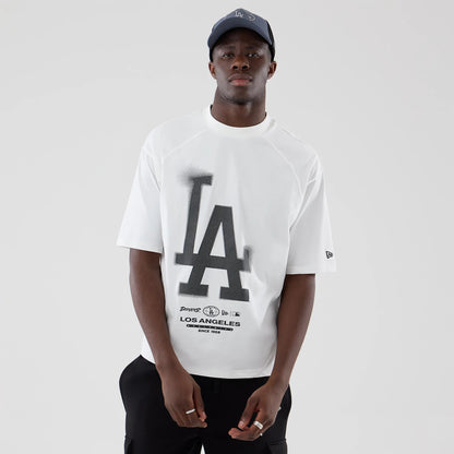 The model is wearing this MLB Graphic LA Dodgers Boxy T-Shirt in white. 3