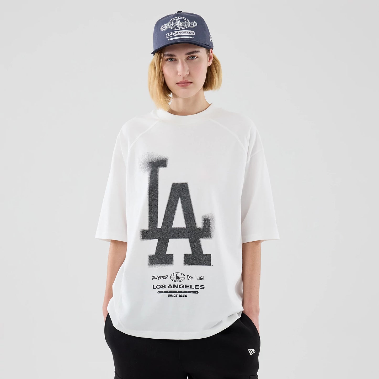 The model is wearing this MLB Graphic LA Dodgers Boxy T-Shirt in white. 4