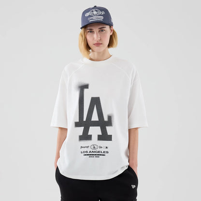 The model is wearing this MLB Graphic LA Dodgers Boxy T-Shirt in white. 4