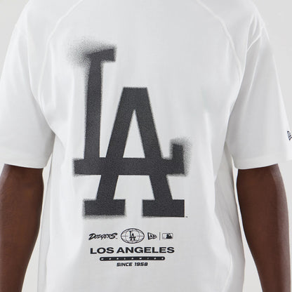 The model is wearing this MLB Graphic LA Dodgers Boxy T-Shirt in white. 6