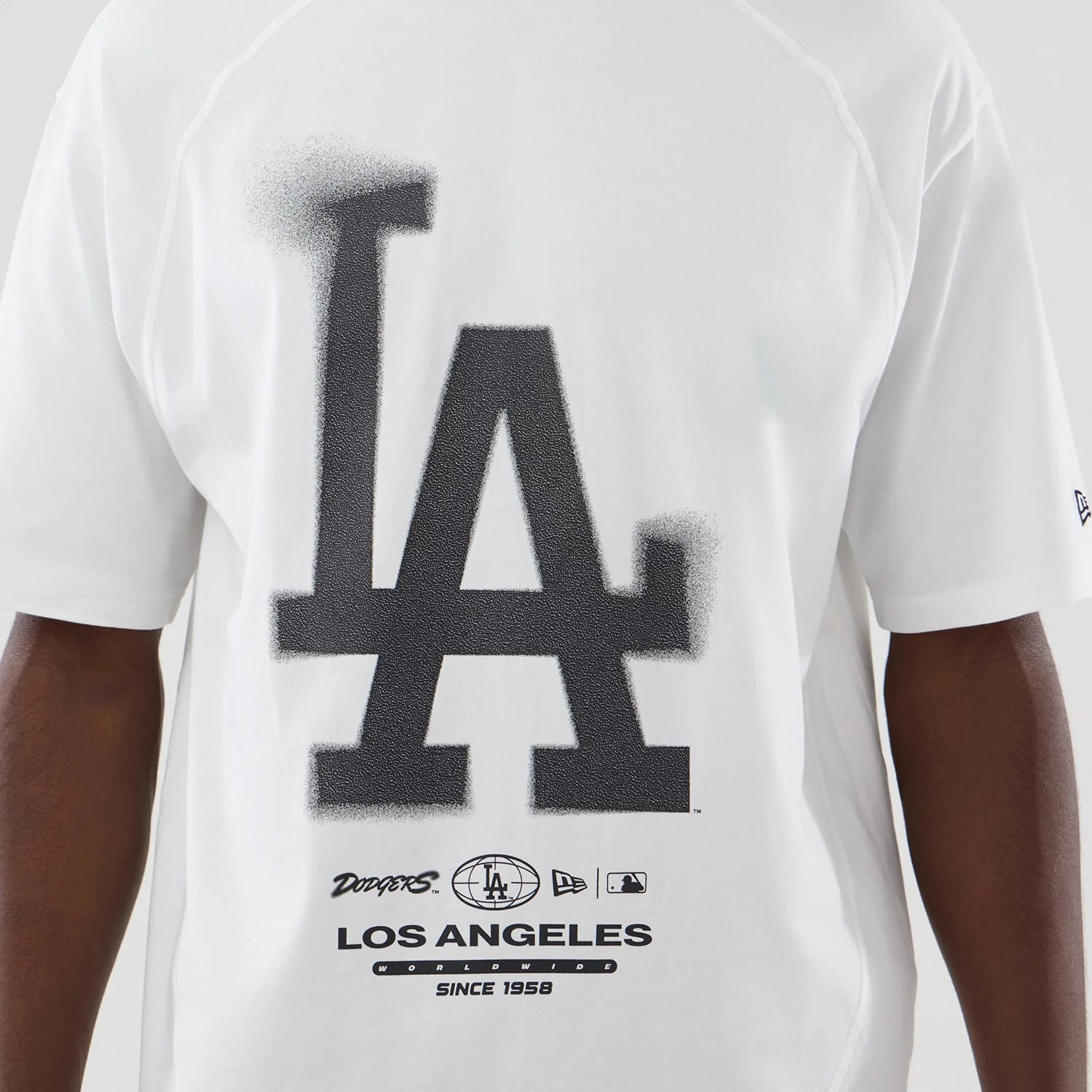 The model is wearing this MLB Graphic LA Dodgers Boxy T-Shirt in white. 6