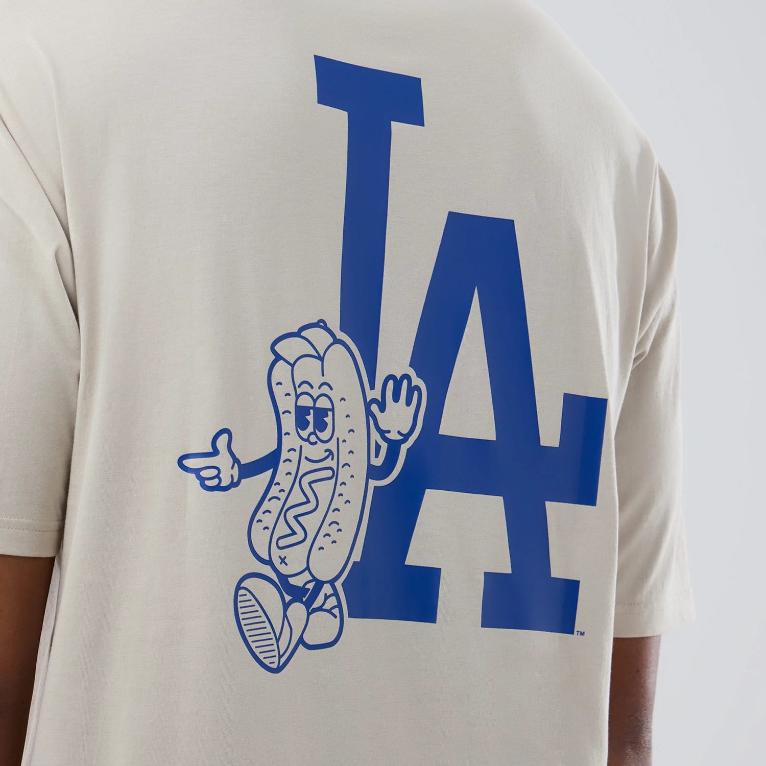 The model is wearing this MLB Food Graphic LA Dodgers Oversized T-Shirt in cream. 7