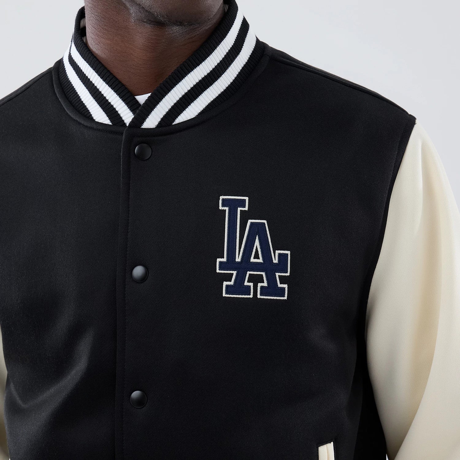 The model is wearing this MLB Jersey Bomber LA Dodgers Jacket in black. 5