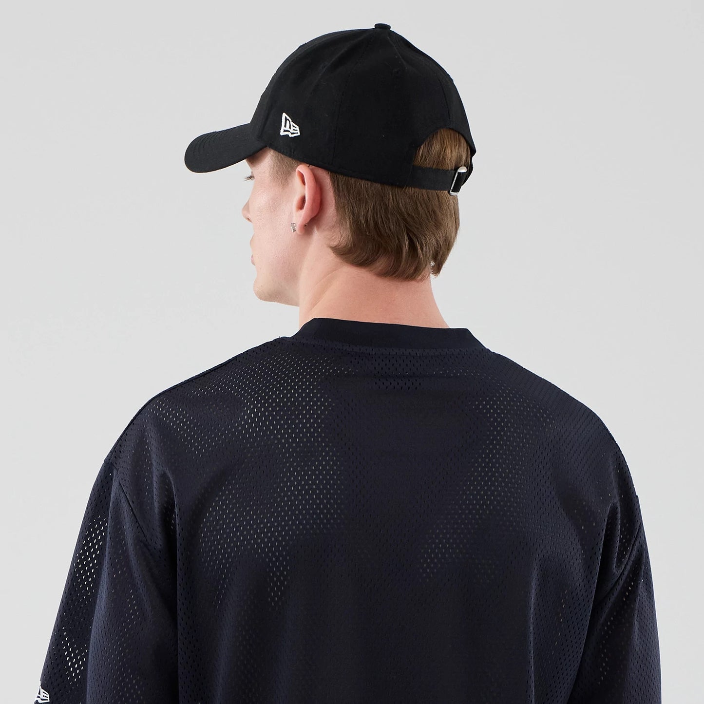 The model is wearing this NBA Core Plus Mesh LA Lakers Oversized T-Shirt in navy. 5