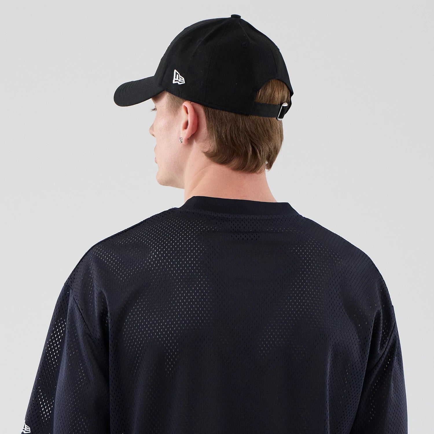 The model is wearing this NBA Core Plus Mesh LA Lakers Oversized T-Shirt in navy. 5