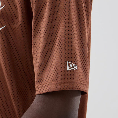 The model is wearing this NBA Core Plus Mesh Chicago Bulls Oversized T-Shirt in brown. 5