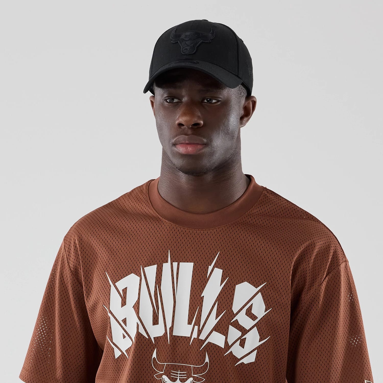 The model is wearing this NBA Core Plus Mesh Chicago Bulls Oversized T-Shirt in brown. 6