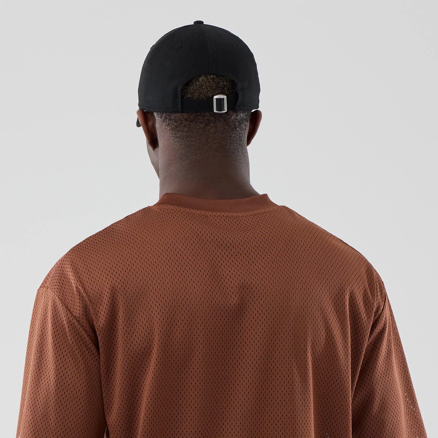 The model is wearing this NBA Core Plus Mesh Chicago Bulls Oversized T-Shirt in brown. 7