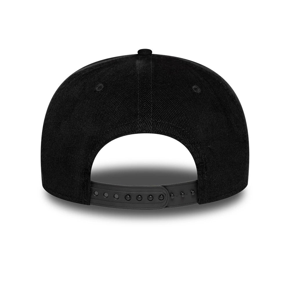 Pictured is this Ducati Motor Contrast Visor 9SEVENTY Stretch Snap cap in black. 4