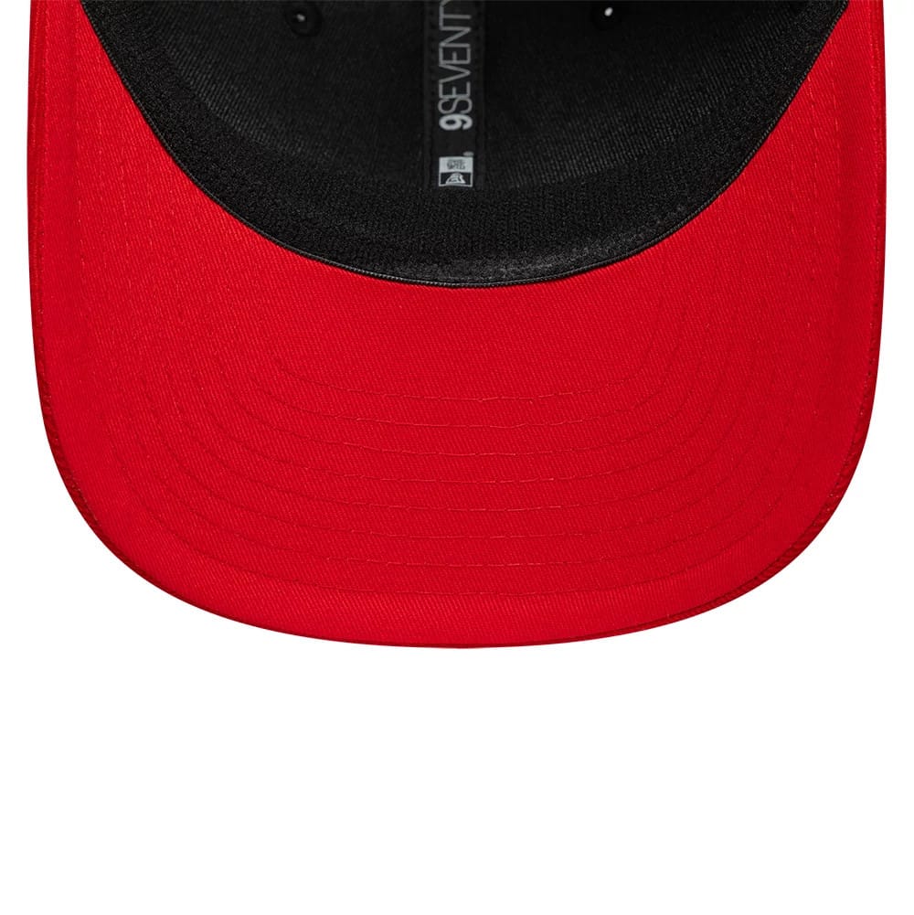 Pictured is this Ducati Motor Contrast Visor 9SEVENTY Stretch Snap cap in black. 5