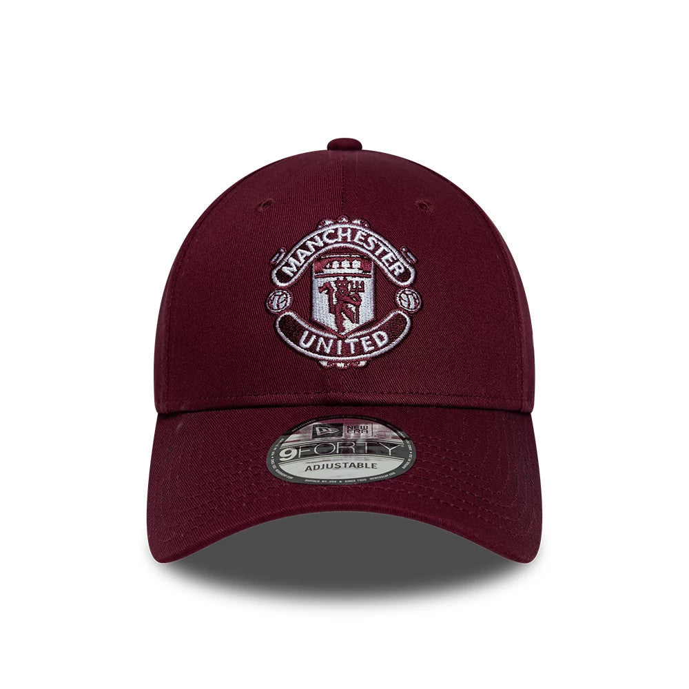 Manchester United FC Dark Red New Era 9FORTY Adjustable Cap, front view showing the detailed white and red embroidered club crest on the front panel, with a curved visor and a 9FORTY size sticker on the dark red visor.