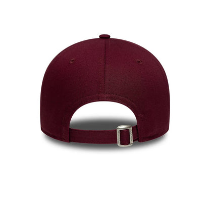 Pictured is this Manchester United FC 9FORTY cap in dark red. 4