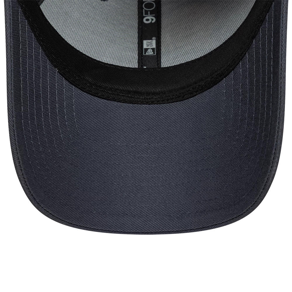 Pictured is this Vespa Logo 9FORTY cap in grey. 5