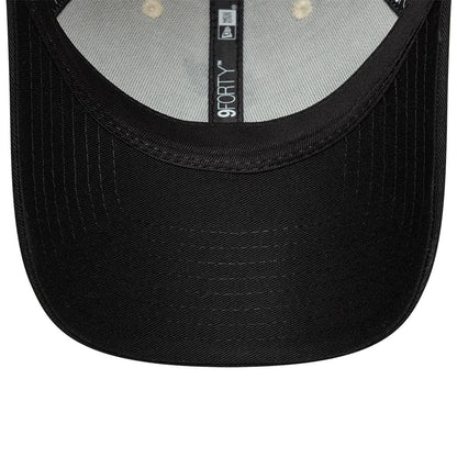 Pictured is this Liverpool FC Cord 9FORTY cap in cream & black. 5