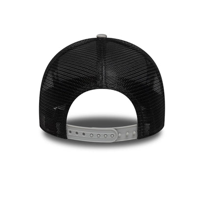 Pictured is this FC Porto 9FORTY A-Frame Trucker cap in grey. 4