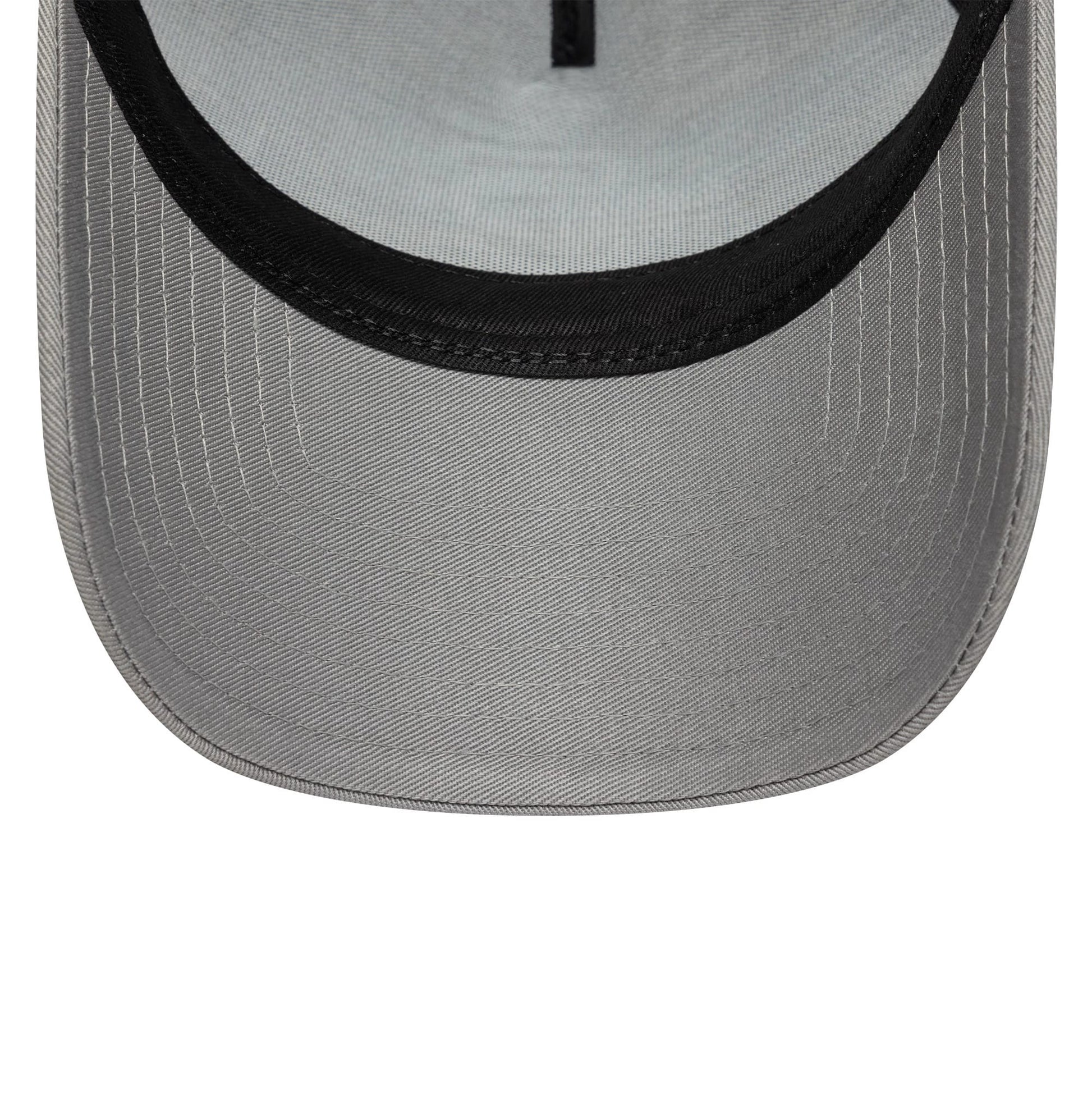Pictured is this FC Porto 9FORTY A-Frame Trucker cap in grey. 5