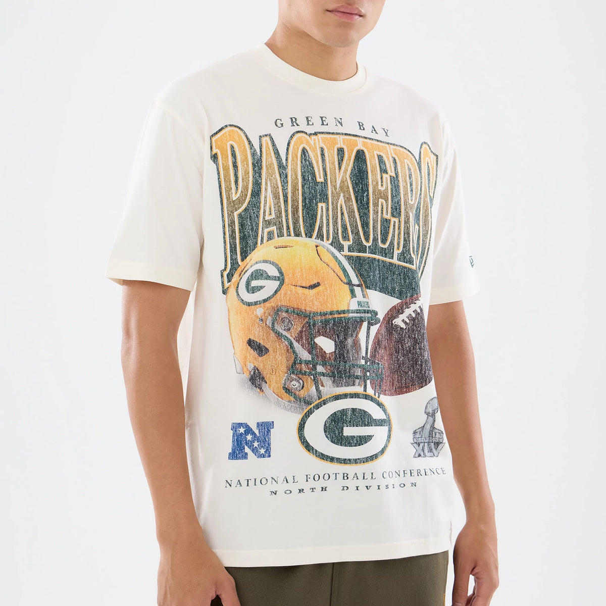 The model is wearing this NFL Sport Classic Green Bay Packers T-Shirt in Cream. 4