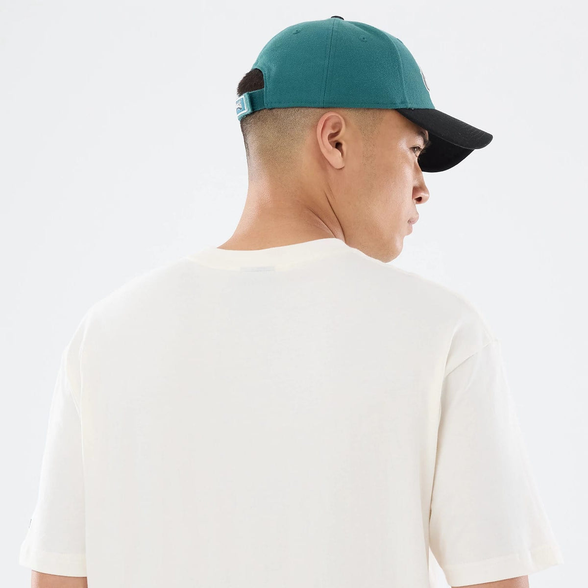 The model is wearing this NFL Sport Classic Philadelphia Eagles T-Shirt in cream. 7