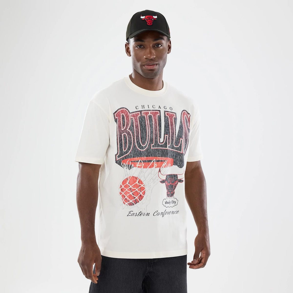The model is wearing this NBA Sport Classic Chicago Bulls T-Shirt in cream. 1