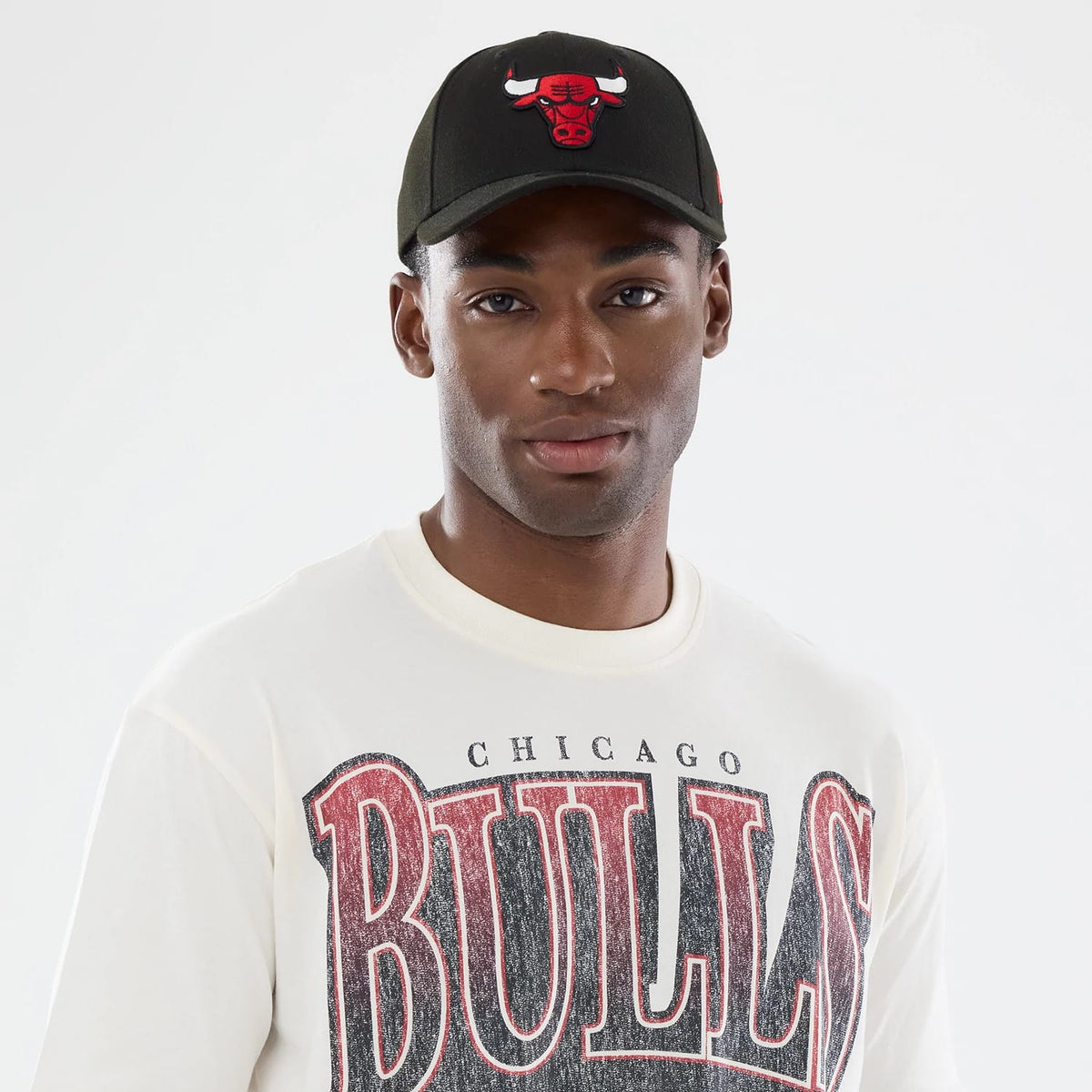 The model is wearing this NBA Sport Classic Chicago Bulls T-Shirt in cream. 6