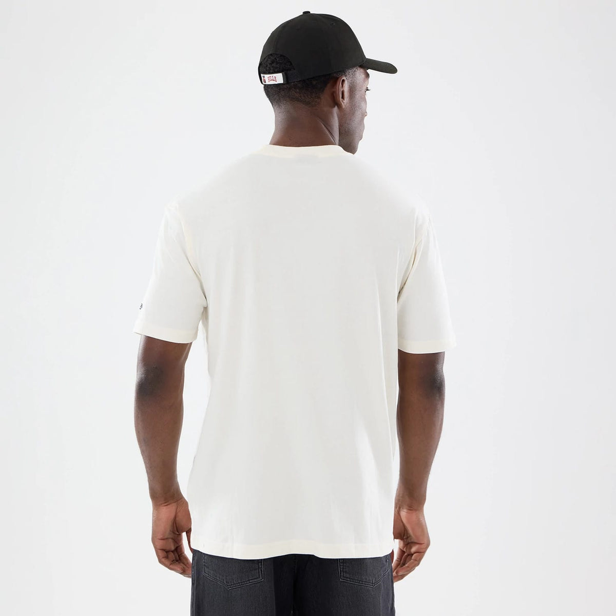 The model is wearing this NBA Sport Classic Chicago Bulls T-Shirt in cream. 2
