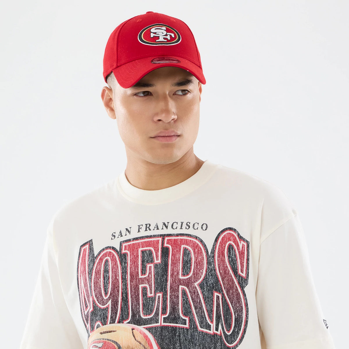 The model is wearing this NFL Sport Classic San Francisco 49ers T-Shirt in cream. 6
