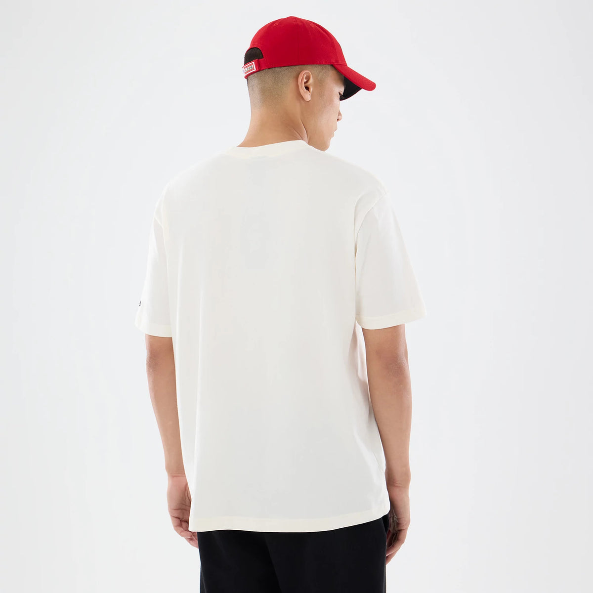 The model is wearing this NFL Sport Classic San Francisco 49ers T-Shirt in cream. 2