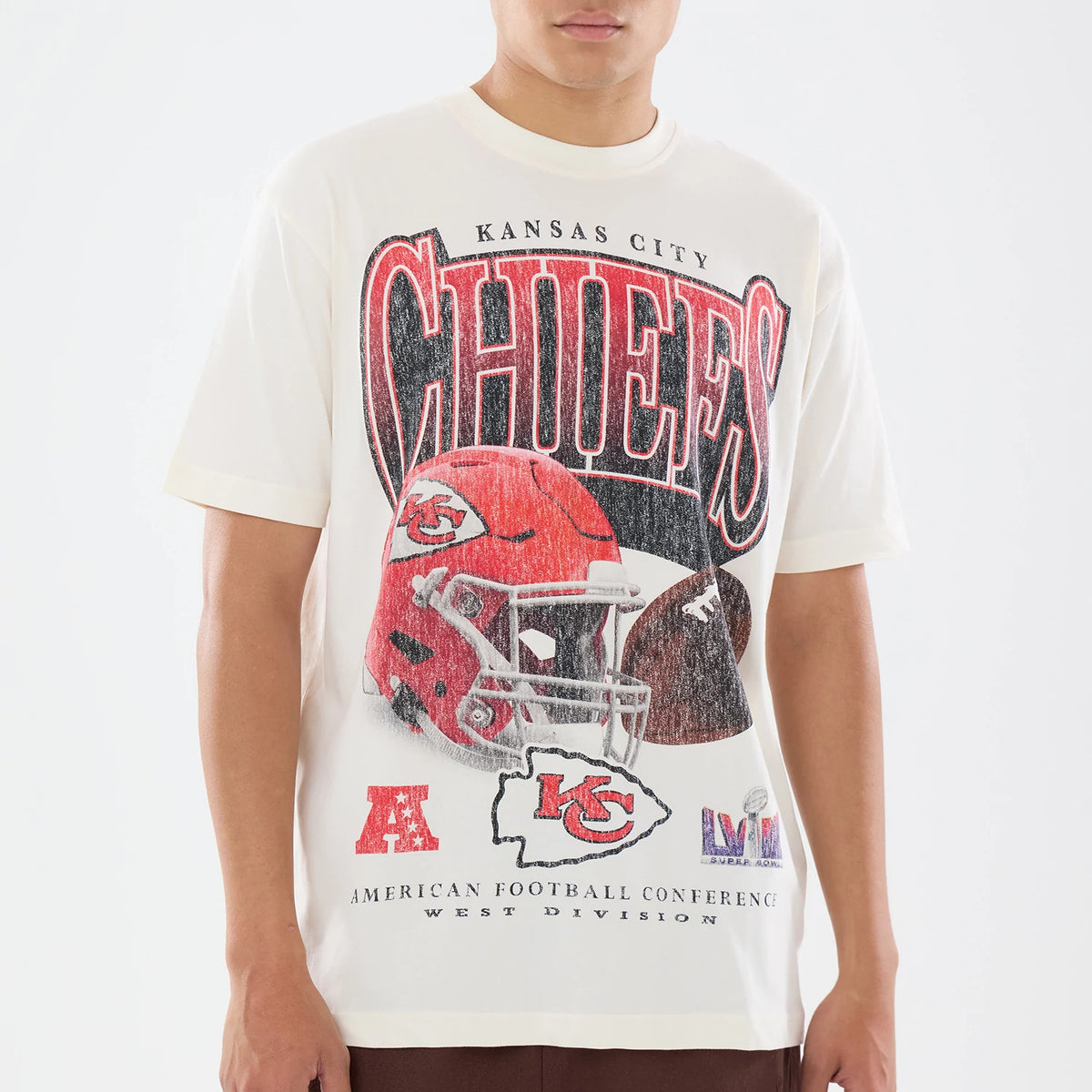 The model is wearing this NFL Sport Classic Kansas City Chiefs T-Shirt in cream. 3