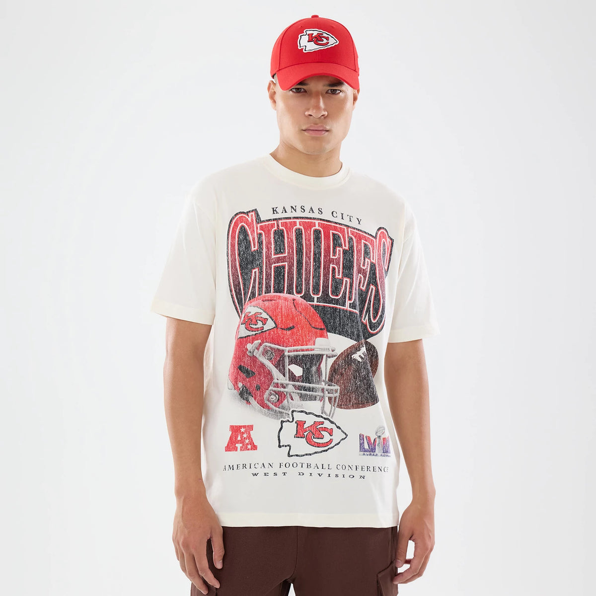 The model is wearing this NFL Sport Classic Kansas City Chiefs T-Shirt in cream. 1