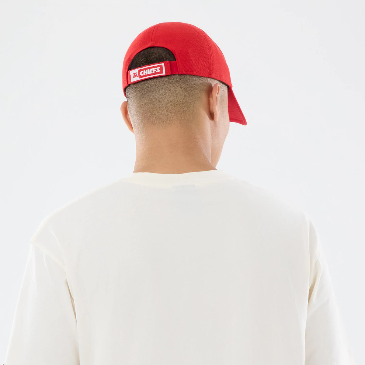 The model is wearing this NFL Sport Classic Kansas City Chiefs T-Shirt in cream. 7