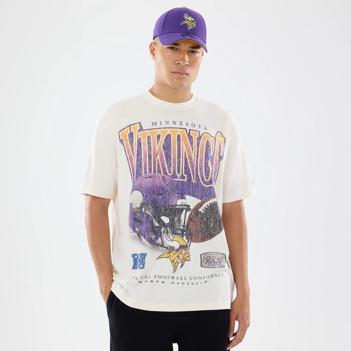 The model is wearing this NFL Sport Classic Minnesota Vikings T-Shirt in cream. 1