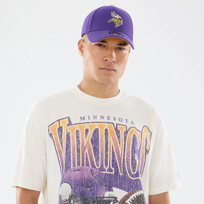 The model is wearing this NFL Sport Classic Minnesota Vikings T-Shirt in cream. 6