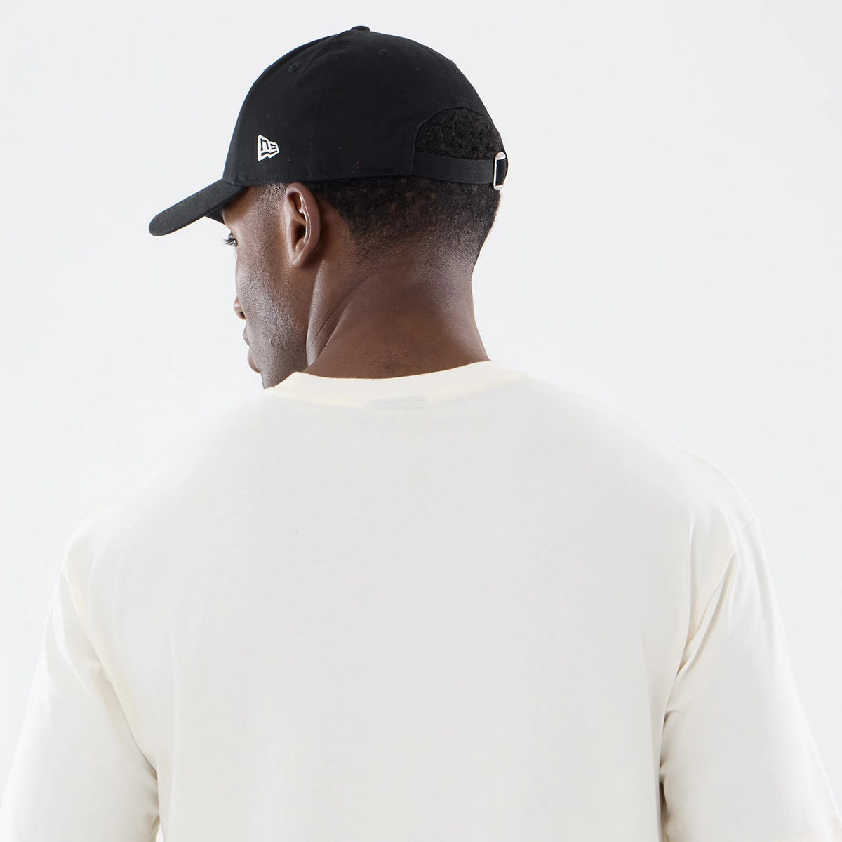 The model is wearing this NBA Sport Classic Vancouver Grizzlies T-Shirt in cream. 6